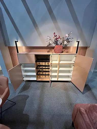 Exklusives Wohnzimmer und Esszimmer inklusive ausziehbarem Tisch - inklusive 6 drehbare Armlehnstühle - Sideboard mit Backlight Stollen -  LED-Backlight Stollenregal mit Wohnwand kombiniert - Messestück - sofort verfügbar!