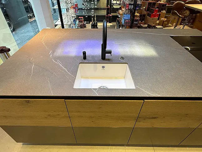 Traumhaft warme Kücheninsel mit Keramik Laminam Pietra Piasentina taupe mit HighEnd Kochtechnik Bora 3.0 , Quooker, etc.