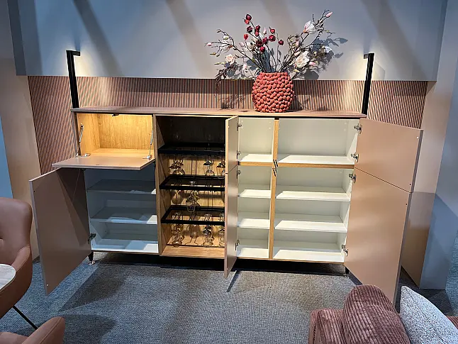 Exklusives Wohnzimmer und Esszimmer inklusive ausziehbarem Tisch - inklusive 6 drehbare Armlehnstühle - Sideboard mit Backlight Stollen -  LED-Backlight Stollenregal mit Wohnwand kombiniert - Messestück - sofort verfügbar!