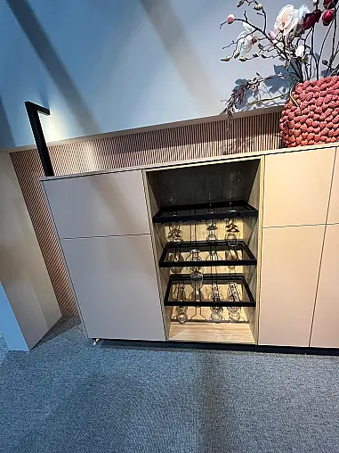 Exklusives Wohnzimmer und Esszimmer inklusive ausziehbarem Tisch - inklusive 6 drehbare Armlehnstühle - Sideboard mit Backlight Stollen -  LED-Backlight Stollenregal mit Wohnwand kombiniert - Messestück - sofort verfügbar!