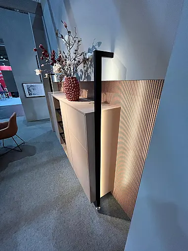 Exklusives Wohnzimmer und Esszimmer inklusive ausziehbarem Tisch - inklusive 6 drehbare Armlehnstühle - Sideboard mit Backlight Stollen -  LED-Backlight Stollenregal mit Wohnwand kombiniert - Messestück - sofort verfügbar!