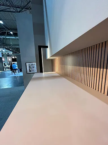 Exklusives Wohnzimmer und Esszimmer inklusive ausziehbarem Tisch - inklusive 6 drehbare Armlehnstühle - Sideboard mit Backlight Stollen -  LED-Backlight Stollenregal mit Wohnwand kombiniert - Messestück - sofort verfügbar!