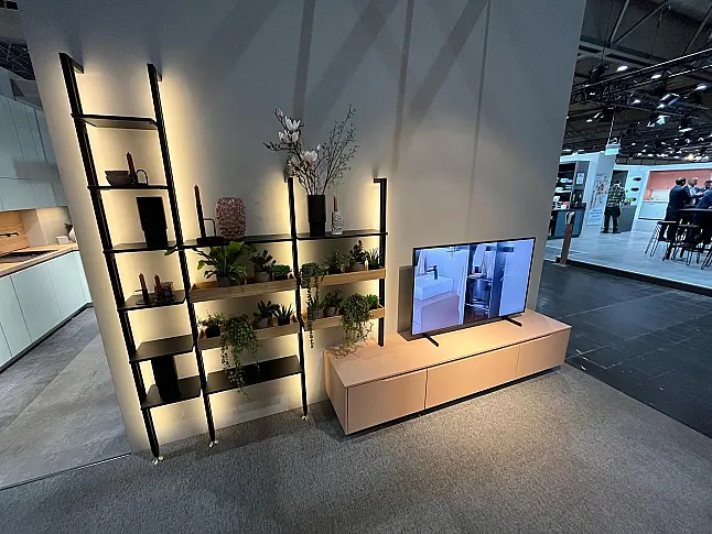 Exklusives Wohnzimmer und Esszimmer inklusive ausziehbarem Tisch - inklusive 6 drehbare Armlehnstühle - Sideboard mit Backlight Stollen -  LED-Backlight Stollenregal mit Wohnwand kombiniert - Messestück - sofort verfügbar!