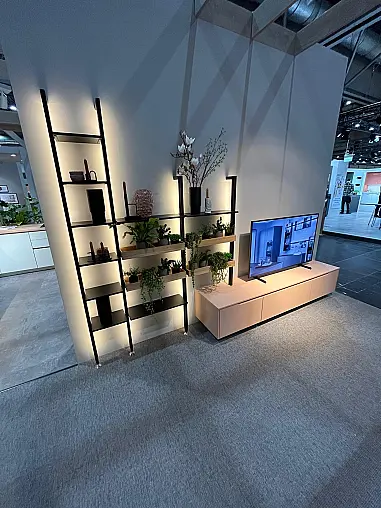 Exklusives Wohnzimmer und Esszimmer inklusive ausziehbarem Tisch - inklusive 6 drehbare Armlehnstühle - Sideboard mit Backlight Stollen -  LED-Backlight Stollenregal mit Wohnwand kombiniert - Messestück - sofort verfügbar!