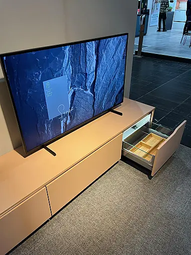 Exklusives Wohnzimmer und Esszimmer inklusive ausziehbarem Tisch - inklusive 6 drehbare Armlehnstühle - Sideboard mit Backlight Stollen -  LED-Backlight Stollenregal mit Wohnwand kombiniert - Messestück - sofort verfügbar!