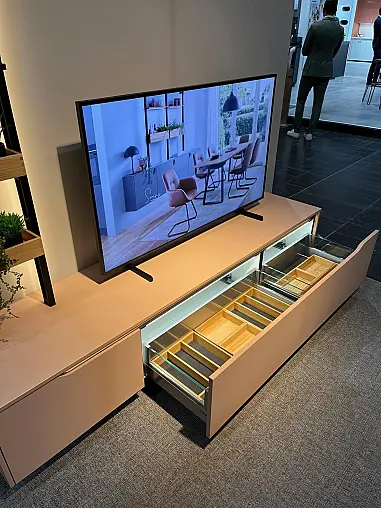 Exklusives Wohnzimmer und Esszimmer inklusive ausziehbarem Tisch - inklusive 6 drehbare Armlehnstühle - Sideboard mit Backlight Stollen -  LED-Backlight Stollenregal mit Wohnwand kombiniert - Messestück - sofort verfügbar!
