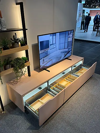 Exklusives Wohnzimmer und Esszimmer inklusive ausziehbarem Tisch - inklusive 6 drehbare Armlehnstühle - Sideboard mit Backlight Stollen -  LED-Backlight Stollenregal mit Wohnwand kombiniert - Messestück - sofort verfügbar!