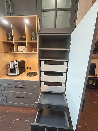 Moderne Landhausküche in Graphit