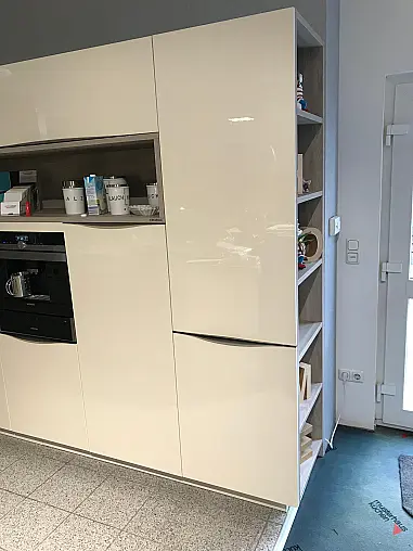 2 zeilige Wohnküche in Hochglanz Magnolia