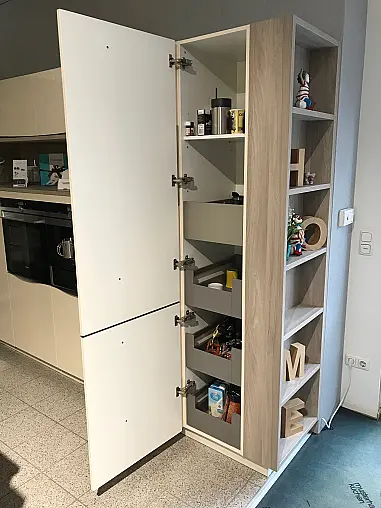 2 zeilige Wohnküche in Hochglanz Magnolia