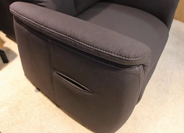Dunkler gemütlicher Sessel in modernem Design für Ihr Wohnzimmer