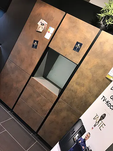 moderne Einbauküche mit Hochschränken