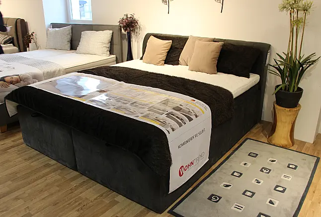 Großes gemütliches Doppelbett in modernem Schwarz inklusive Kopfteil