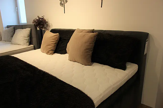 Großes gemütliches Doppelbett in modernem Schwarz inklusive Kopfteil