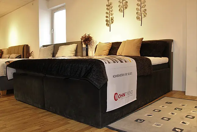 Großes gemütliches Doppelbett in modernem Schwarz inklusive Kopfteil