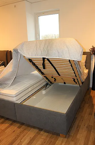 Hohes gemütliches Bett mit Kopfteil in klassischem Grau