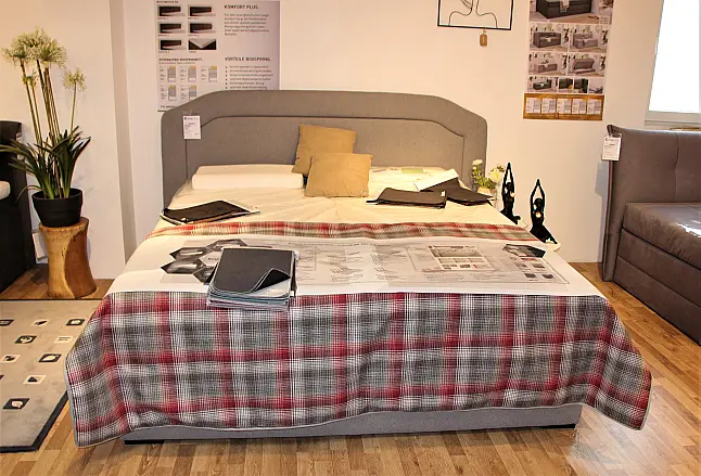 Bequemes Doppelbett mit zwei einzelnen Matratzen sowie einem großen Kopfteil