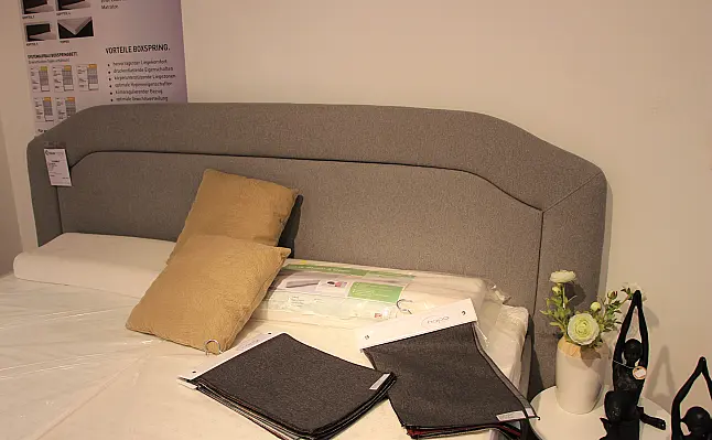 Bequemes Doppelbett mit zwei einzelnen Matratzen sowie einem großen Kopfteil