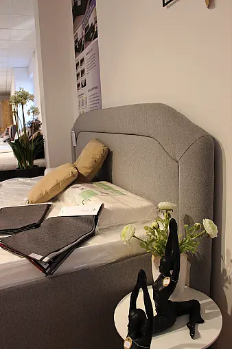 Bequemes Doppelbett mit zwei einzelnen Matratzen sowie einem großen Kopfteil