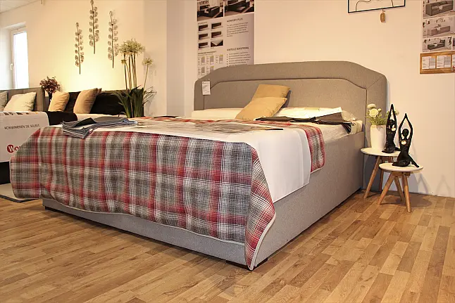 Bequemes Doppelbett mit zwei einzelnen Matratzen sowie einem großen Kopfteil