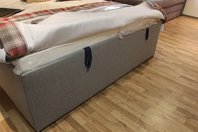 Bequemes Doppelbett mit zwei einzelnen Matratzen sowie einem großen Kopfteil