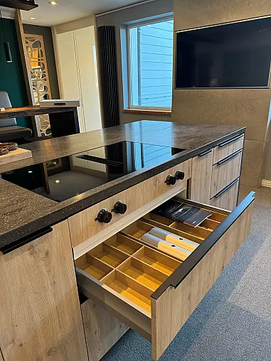 Moderne, elegante Einbauküche mit Wandzeile, Kochinsel, Baransatz und rückwertigem Sideboard, sowie Arbeitsplatte aus Corian-Mineralwerkstoff