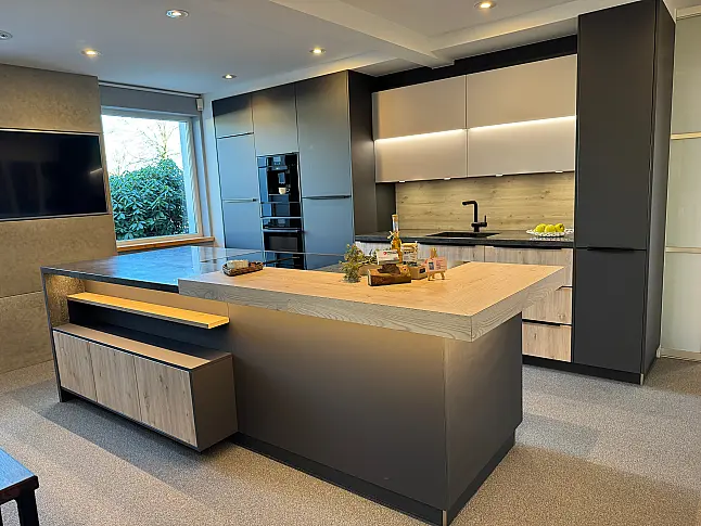 Moderne, elegante Einbauküche mit Wandzeile, Kochinsel, Baransatz und rückwertigem Sideboard, sowie Arbeitsplatte aus Corian-Mineralwerkstoff