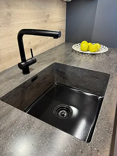 Moderne, elegante Einbauküche mit Wandzeile, Kochinsel, Baransatz und rückwertigem Sideboard, sowie Arbeitsplatte aus Corian-Mineralwerkstoff