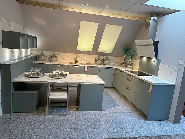 Moderne G-Küche ohne Hängeschränk inkl. Sitzplatz