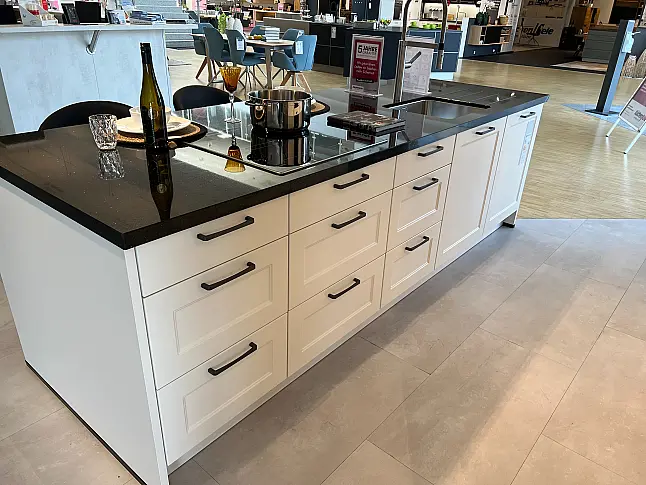 Landhausküche mit Naturstein Galaxy Black