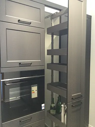dunkle Landhausküche mit vielen Extras