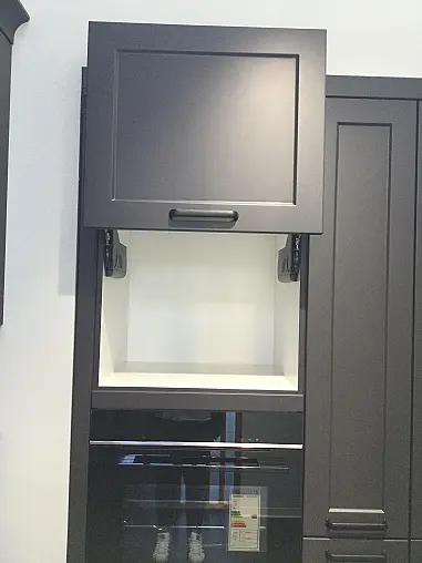 dunkle Landhausküche mit vielen Extras