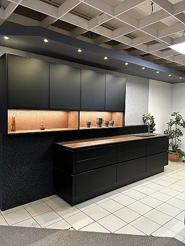 Designküche in Schwarz matt mit großer Kochinsel