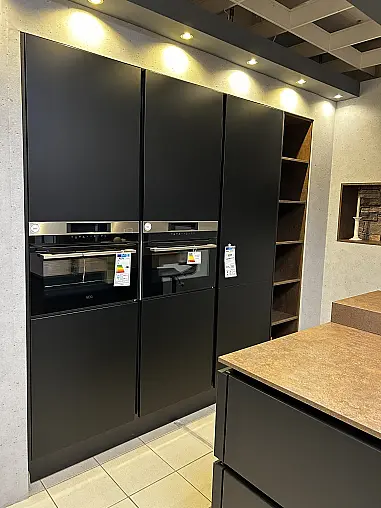 Designküche in Schwarz matt mit großer Kochinsel
