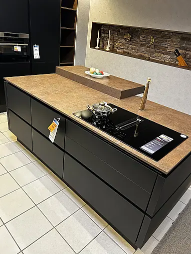 Designküche in Schwarz matt mit großer Kochinsel