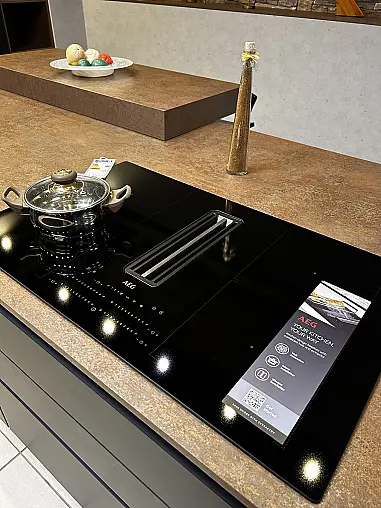 Designküche in Schwarz matt mit großer Kochinsel