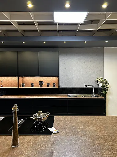 Designküche in Schwarz matt mit großer Kochinsel