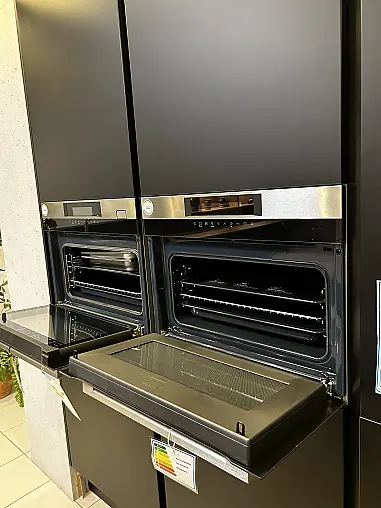 Designküche in Schwarz matt mit großer Kochinsel