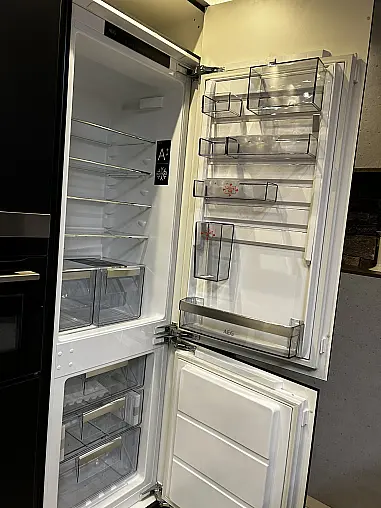Designküche in Schwarz matt mit großer Kochinsel