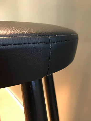 2x Schwarze Barhocker mit Ledersitz