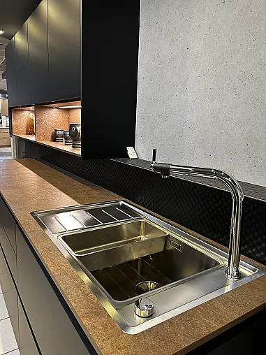 Designküche in Schwarz matt mit großer Kochinsel