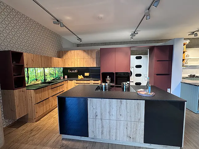Ausstellungsküche mit Kücheninsel