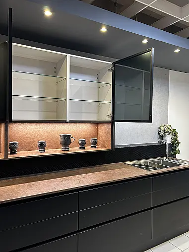 Designküche in Schwarz matt mit großer Kochinsel