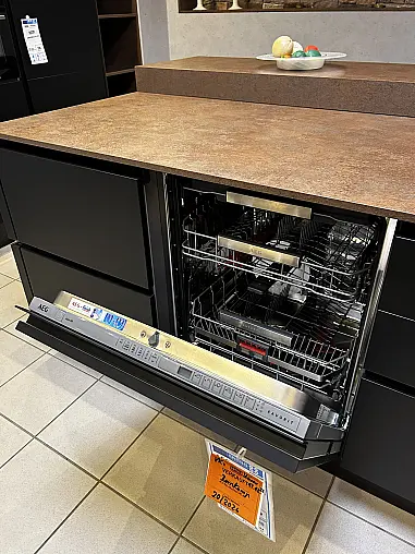 Designküche in Schwarz matt mit großer Kochinsel