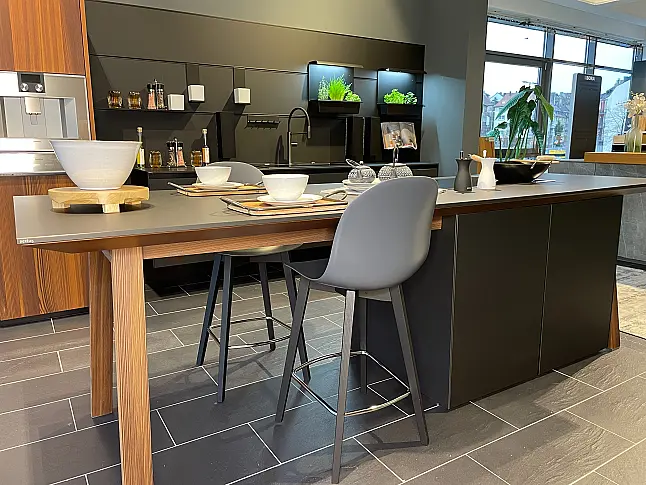 Schwarze Küche mit Hochschränken in geräucherter Lärche und einem Wandhängendem Spülenschrank