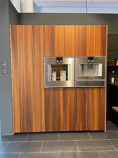 Schwarze Küche mit Hochschränken in geräucherter Lärche und einem Wandhängendem Spülenschrank