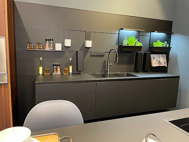 Schwarze Küche mit Hochschränken in geräucherter Lärche und einem Wandhängendem Spülenschrank