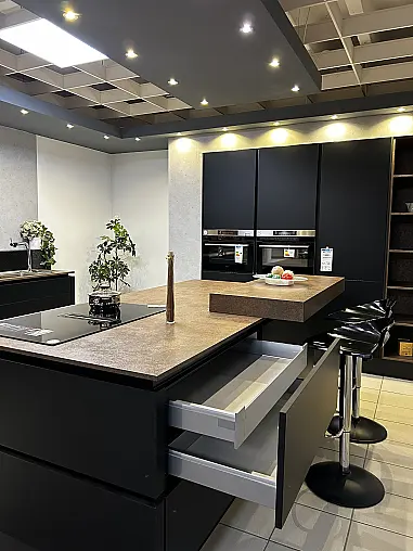 Designküche in Schwarz matt mit großer Kochinsel