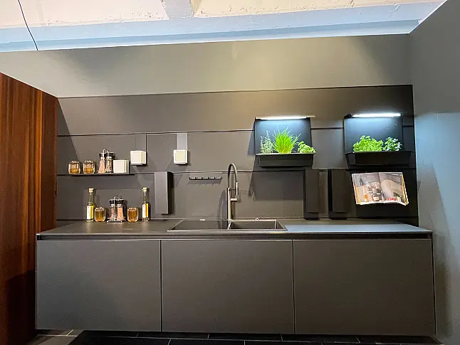 Schwarze Küche mit Hochschränken in geräucherter Lärche und einem Wandhängendem Spülenschrank