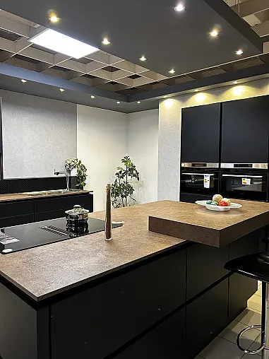 Designküche in Schwarz matt mit großer Kochinsel